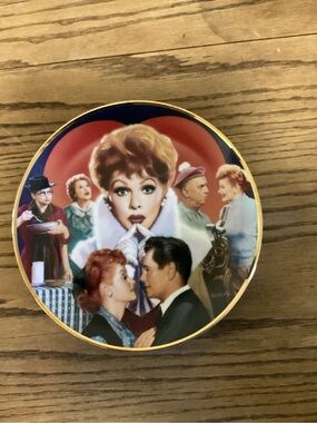 Vintage-Inspired Multicolor Decorative Wall Plate – Retro Romance Motif
